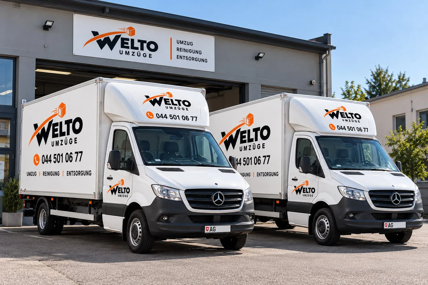 Zwei Lieferwagen mit Beschriftung vor einer Halle