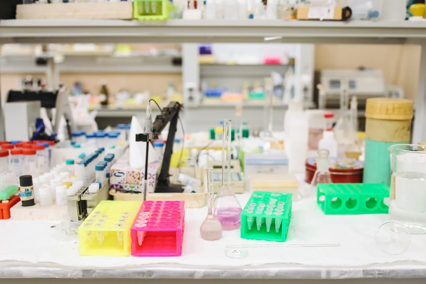 Attrezzature e banchi da laboratorio