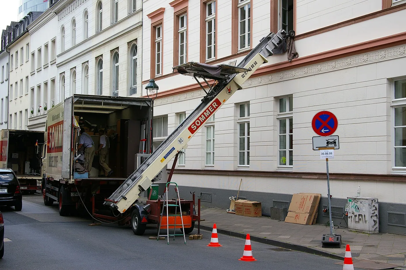 Monte-meubles devant un bâtiment