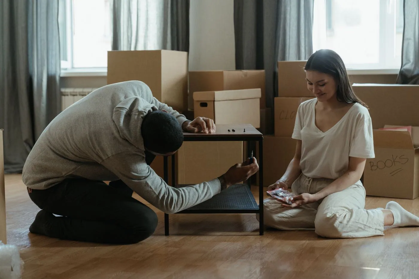 Möbel und Kartons beim Einrichten eines neuen Zuhauses