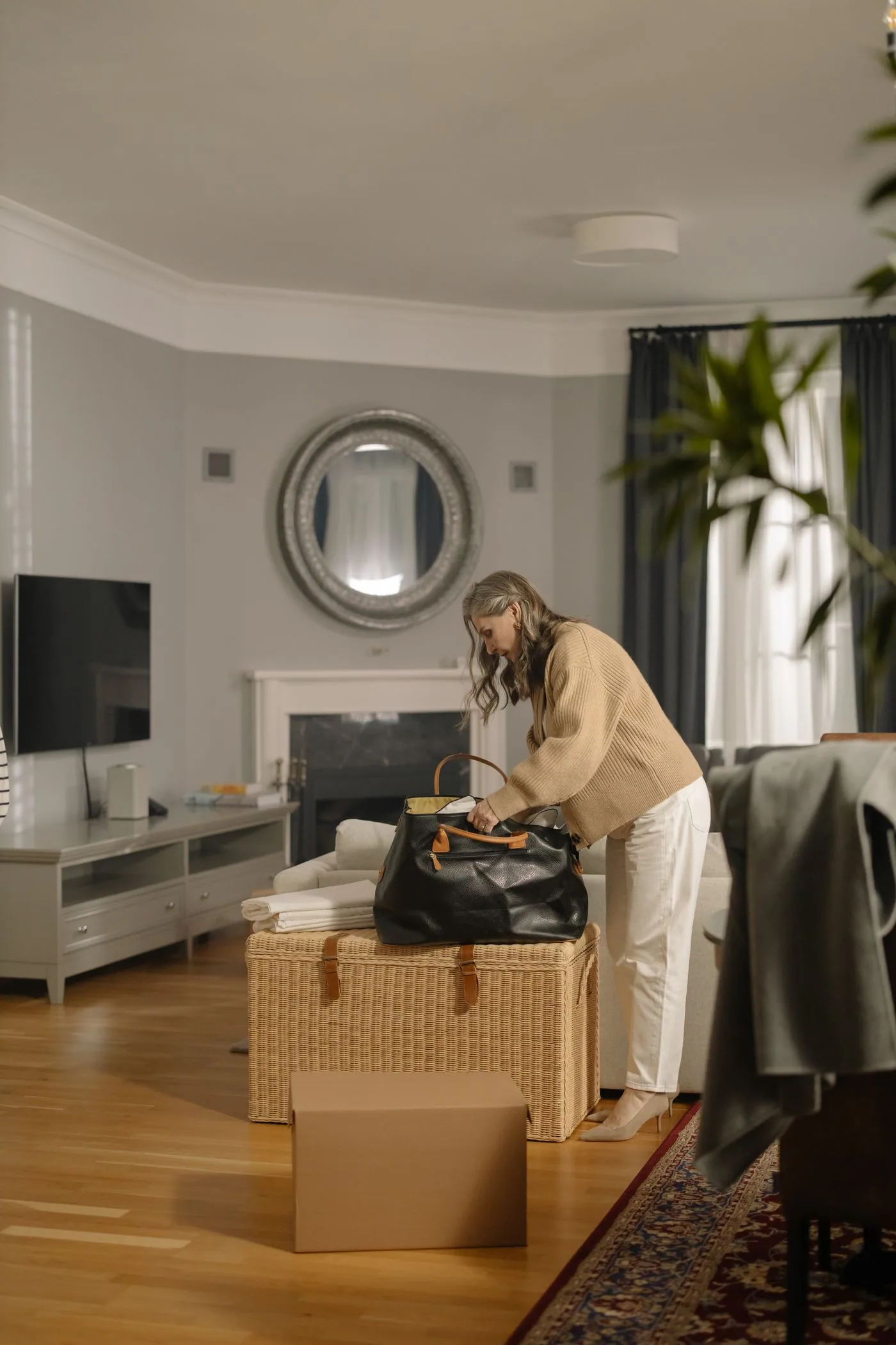 Eine ältere Frau packt ihre persönlichen Sachen zu Hause